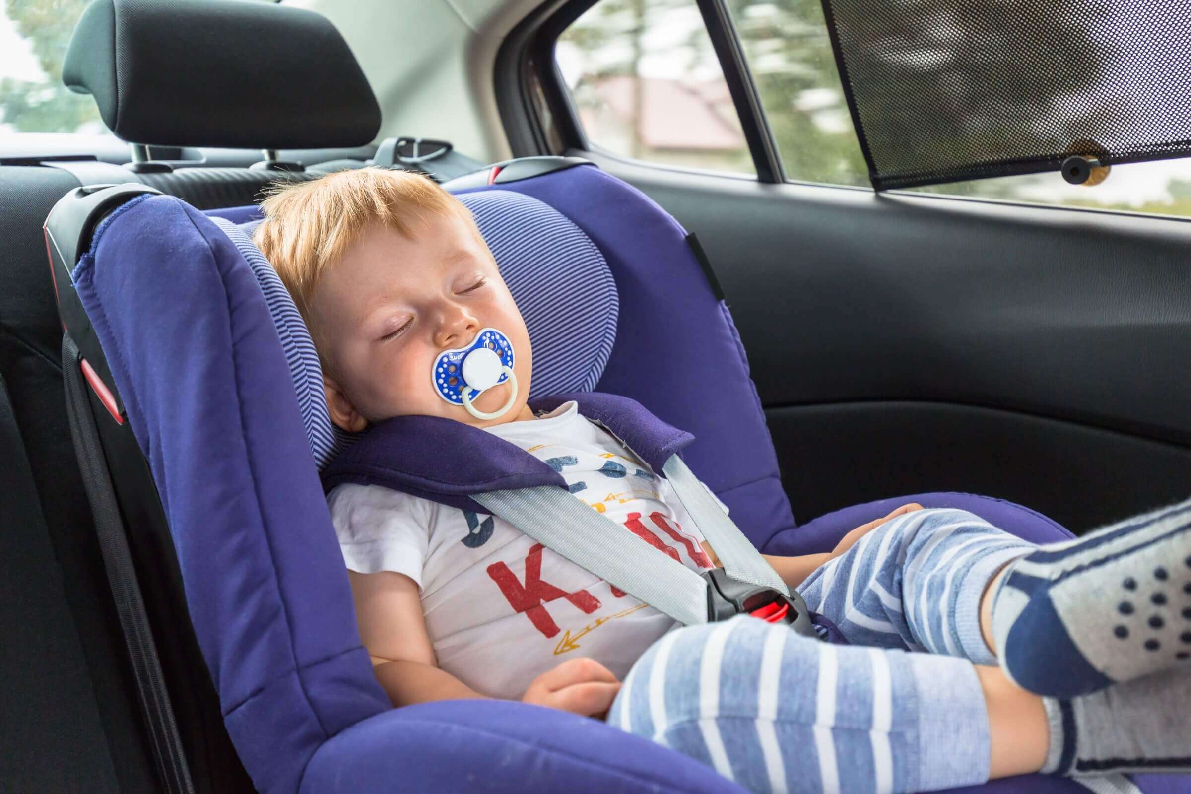 תינוק ישן בכסא בטיחות ברכב