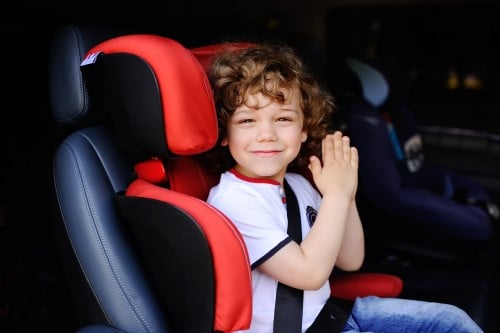 ילד יושב במושב בטיחות לרכב